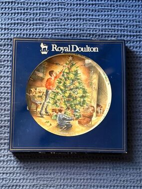 Vintage Collectible Royal Doulton "The Finishing Touch" 1990 Christmas Plate